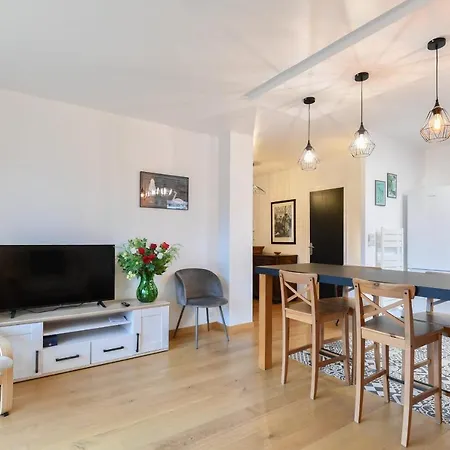 Apartment With Balcony Very Close To The Center Annecy