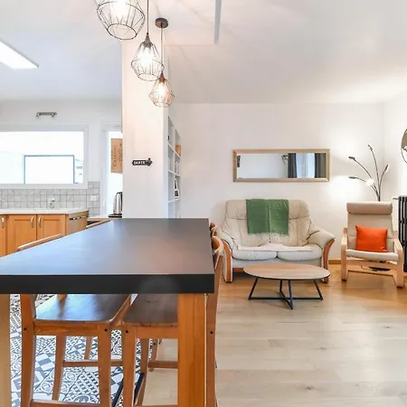 With Balcony Very Close To The Center Apartment *